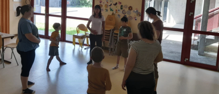 Participants à l'atelier "Juju la Licorne" en exercice de relaxation