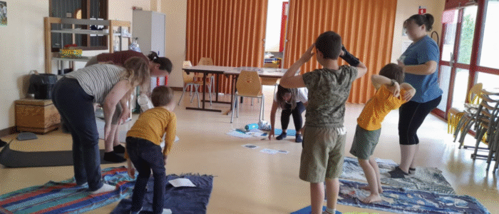 Participants à l'atelier "Juju la Licorne" en exercice de relaxation