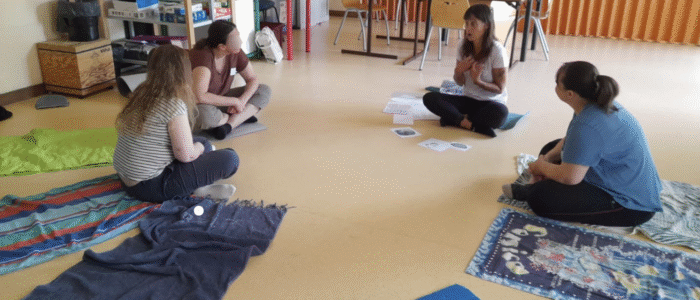 Participants à l'atelier "Juju la Licorne" en exercice de relaxation
